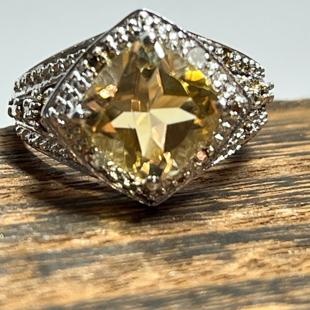 Radiant Elegance: 2.59 Carat Citrine and Diamond White Gold Ring - Picture 5 of 14